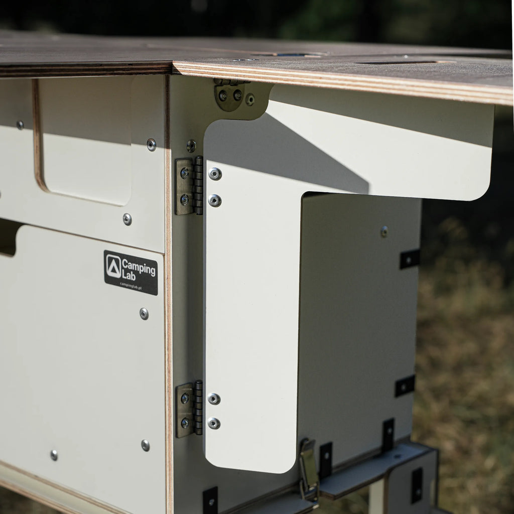 Camping Box – detail pantů a konstrukčních prvků kempingové kuchyně