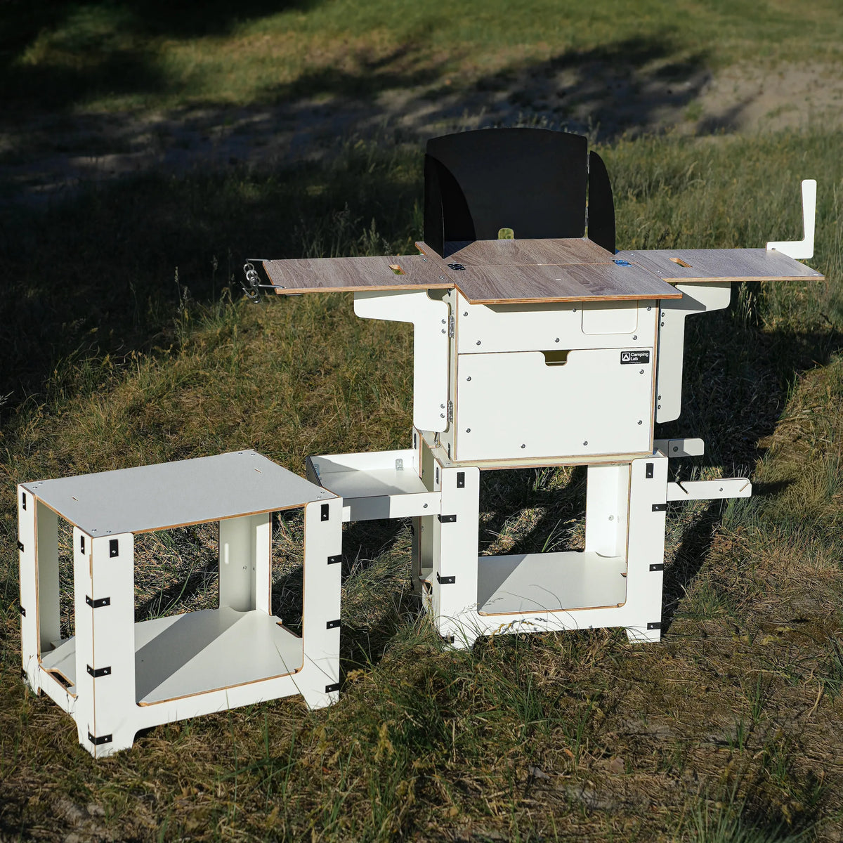 Camping Box Mini z dodatkowym stolikiem oraz metalową osłoną przeciwwiatrową