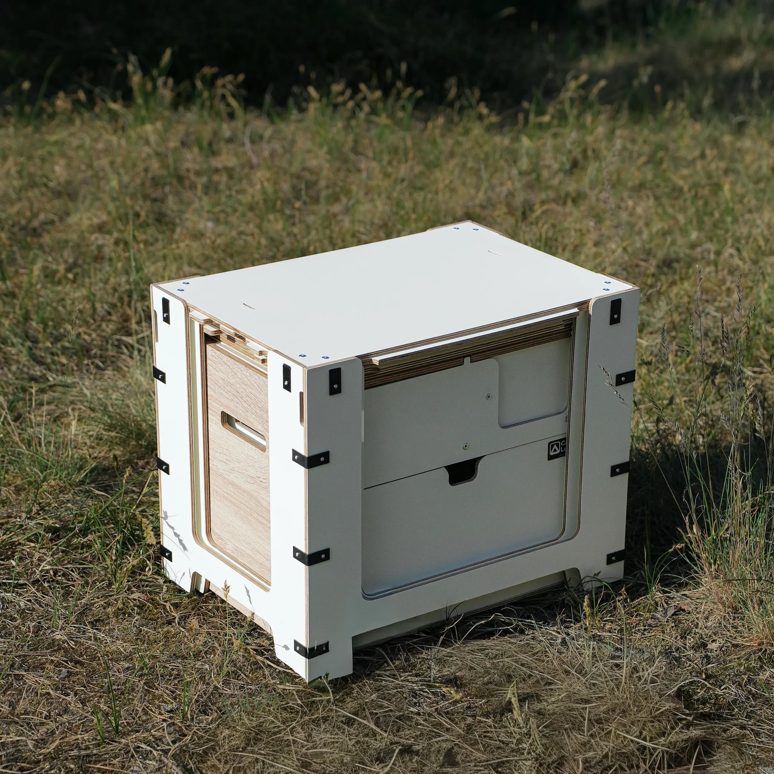 Camping Box Mini – kompaktowa kuchnia kempingowa w pozycji transportowej