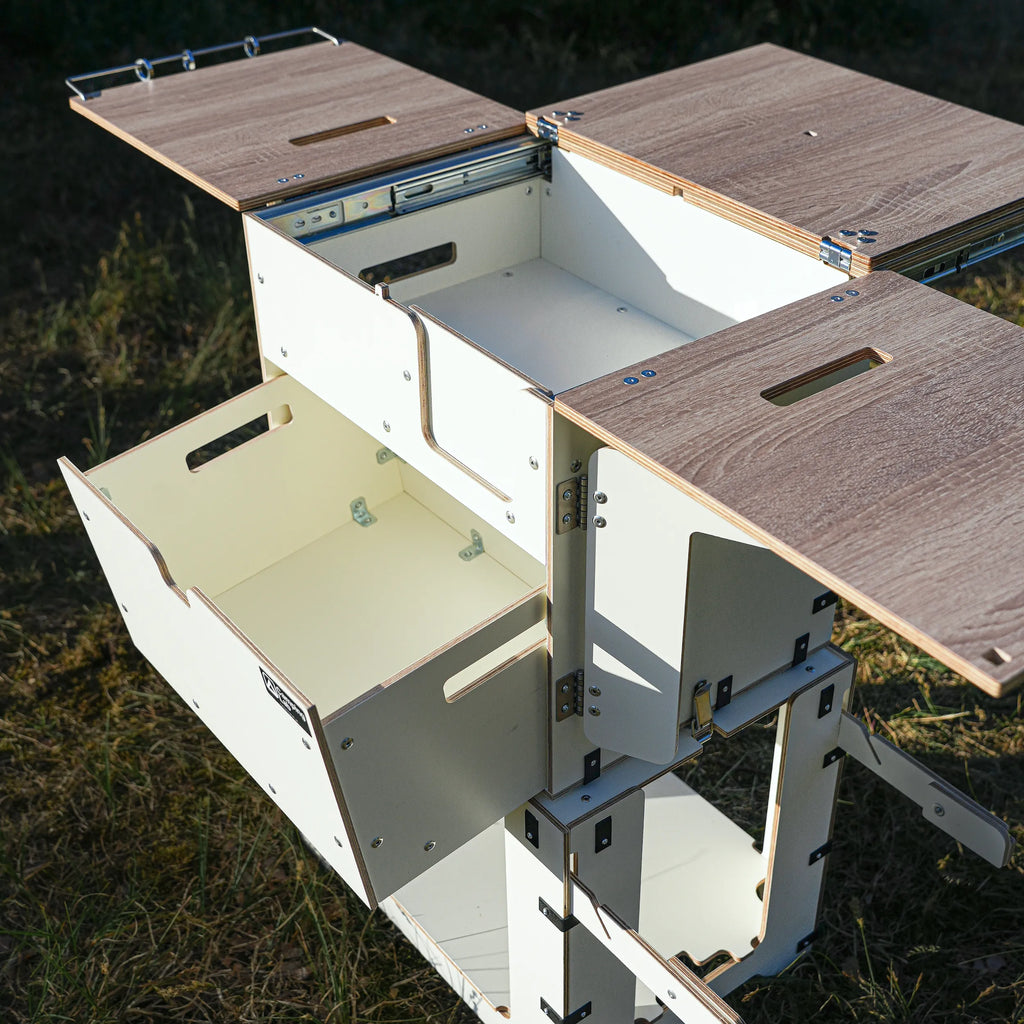 Camping Box Mini s vysunutou zásuvkou a místem na kuchyňské potřeby