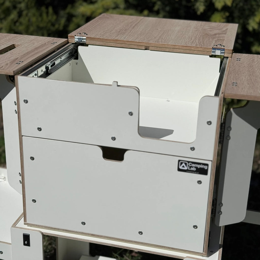 Camping Box – detail přední stěny a úložného prostoru kempingové kuchyně