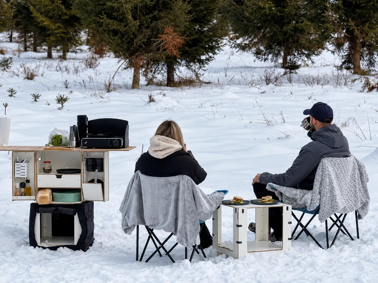 Campingküche von Camping Lab beim Wintercamping im Wald